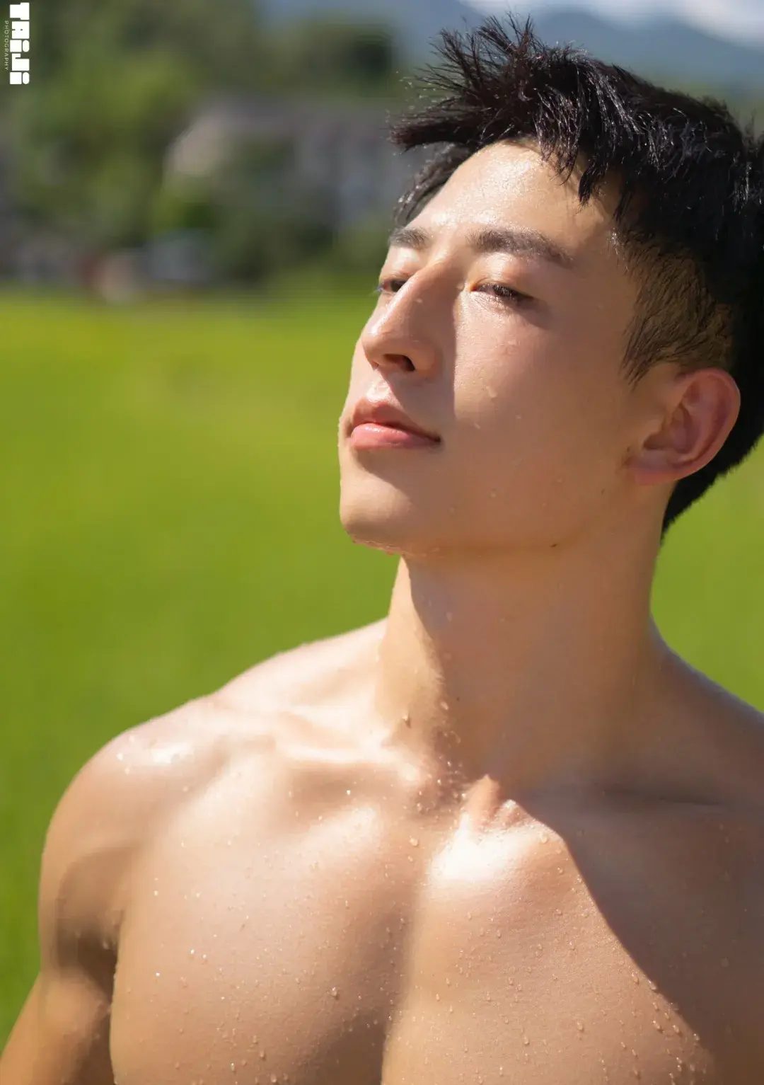 182cm 的田野男神，腹肌湿透了，荷尔蒙爆表 