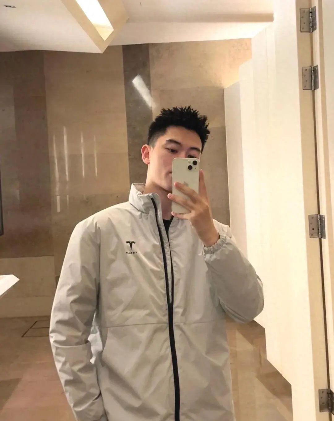  成都特斯拉 179cm 小哥哥，颜值与实力的碰撞，你顶得住？
