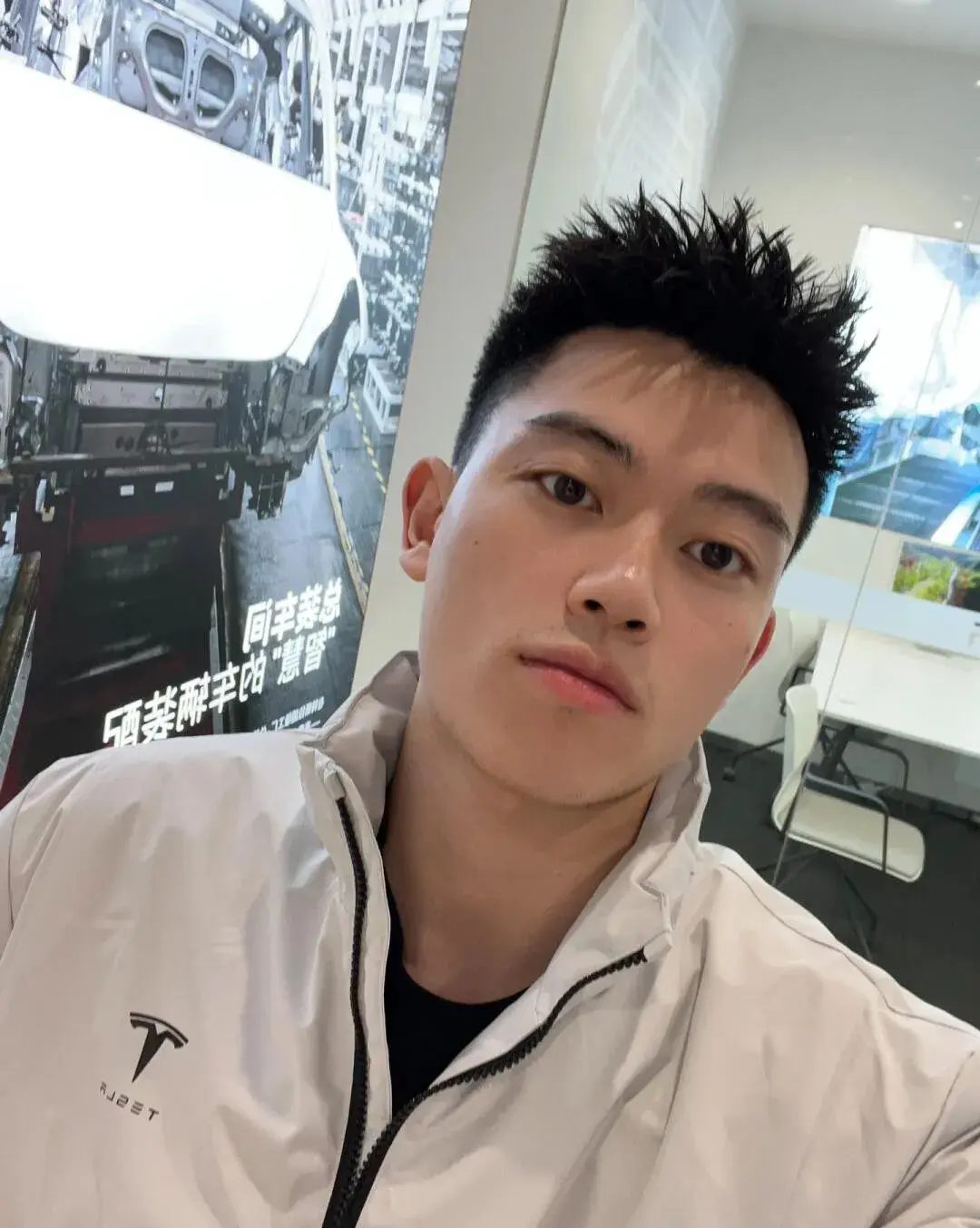  成都特斯拉 179cm 小哥哥，颜值与实力的碰撞，你顶得住？