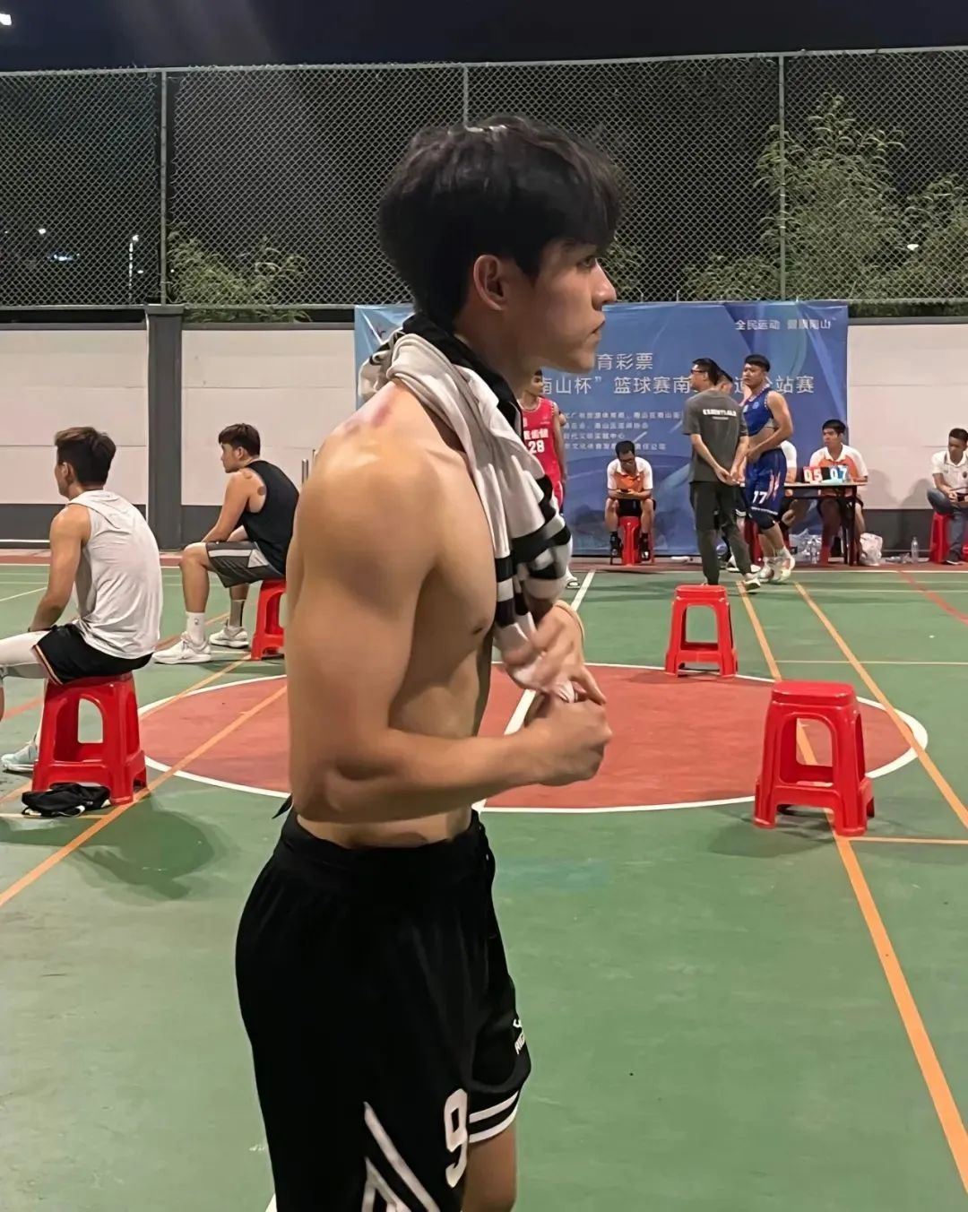 篮球体育生走红，运动少年感十足