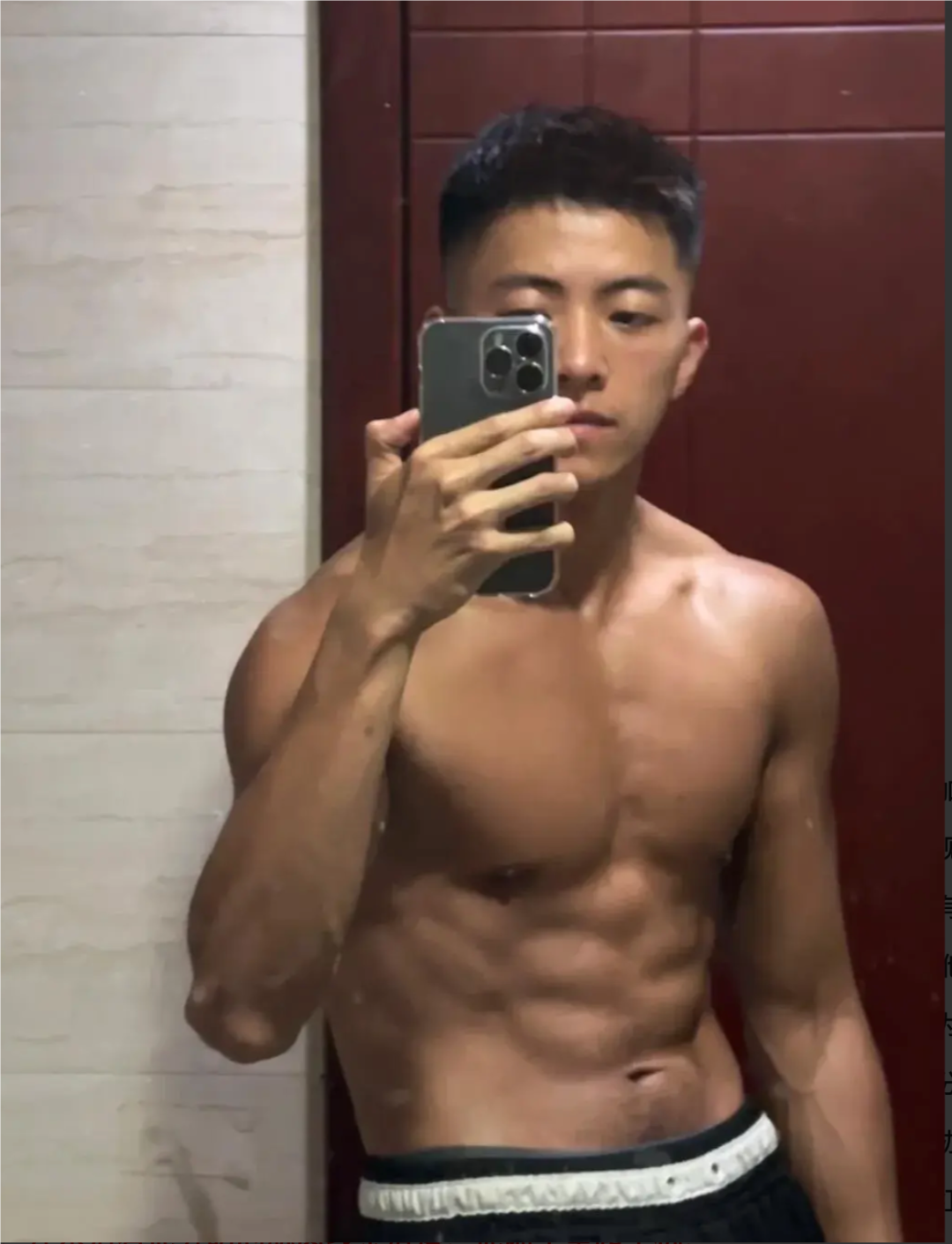 来自成都的黑皮体育生小哥哥穿白短裤实力藏不住！