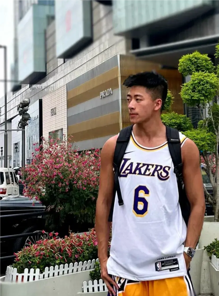 来自成都的黑皮体育生小哥哥穿白短裤实力藏不住！