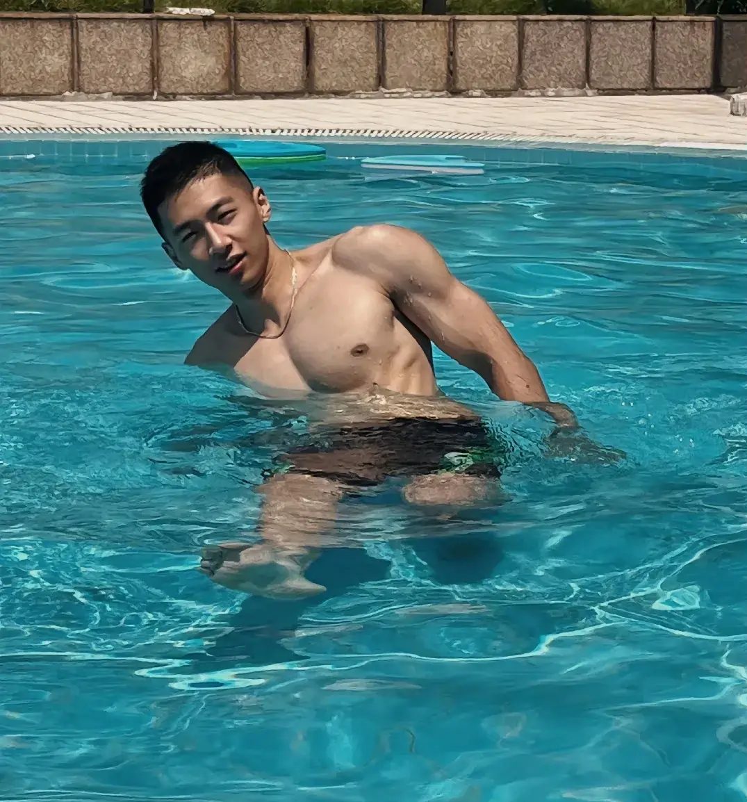 185cm 泳池黑皮寸头小哥，阳刚之气十足 