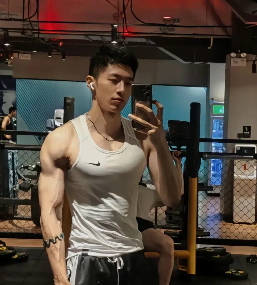 185cm 泳池黑皮寸头小哥，阳刚之气十足 