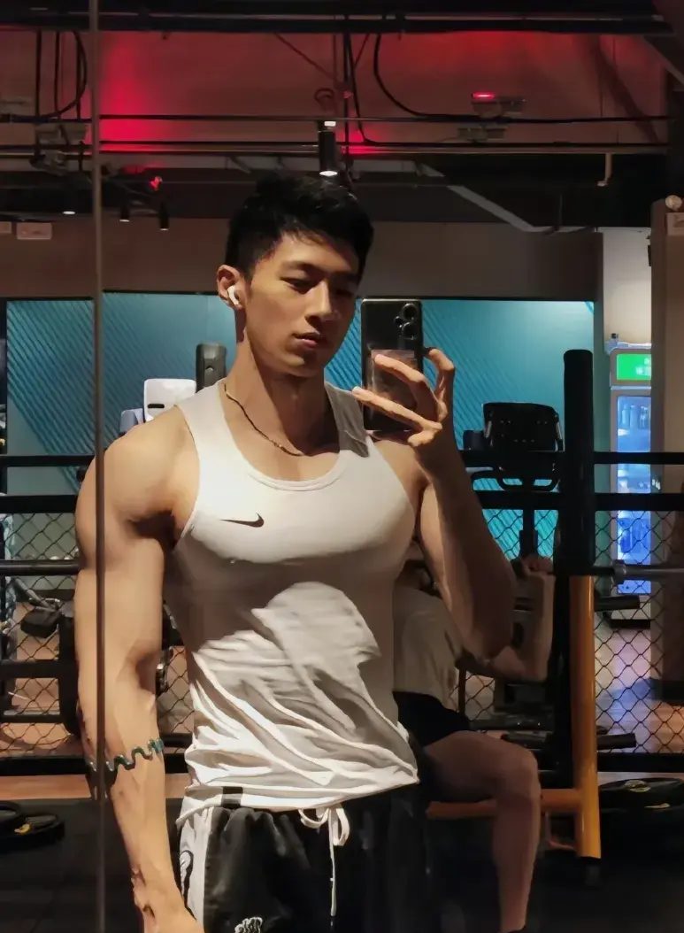 185cm 泳池黑皮寸头小哥，阳刚之气十足 