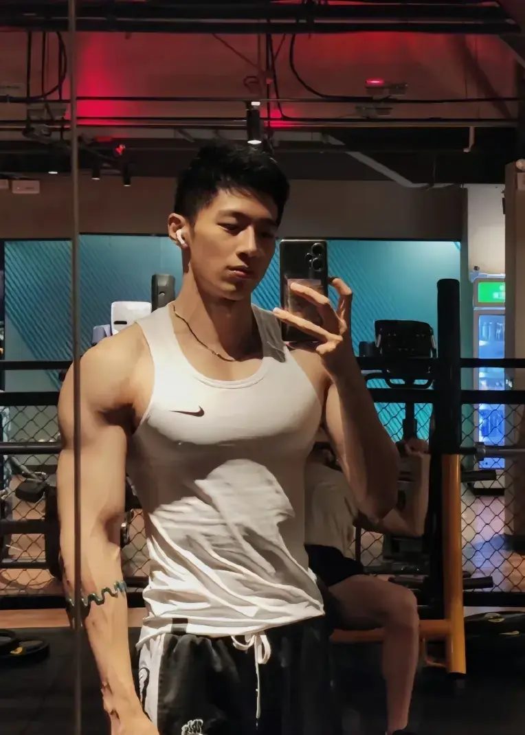 185cm 泳池黑皮寸头小哥，阳刚之气十足 