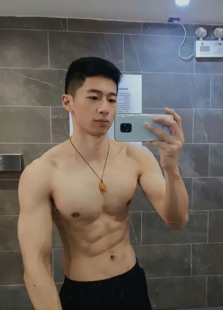 185cm 泳池黑皮寸头小哥，阳刚之气十足 