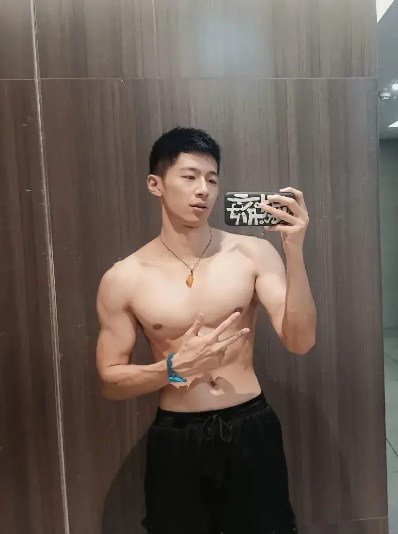185cm 泳池黑皮寸头小哥，阳刚之气十足 