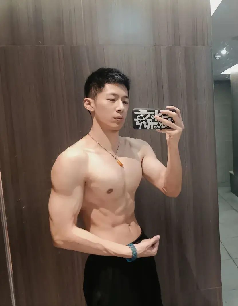 185cm 泳池黑皮寸头小哥，阳刚之气十足 
