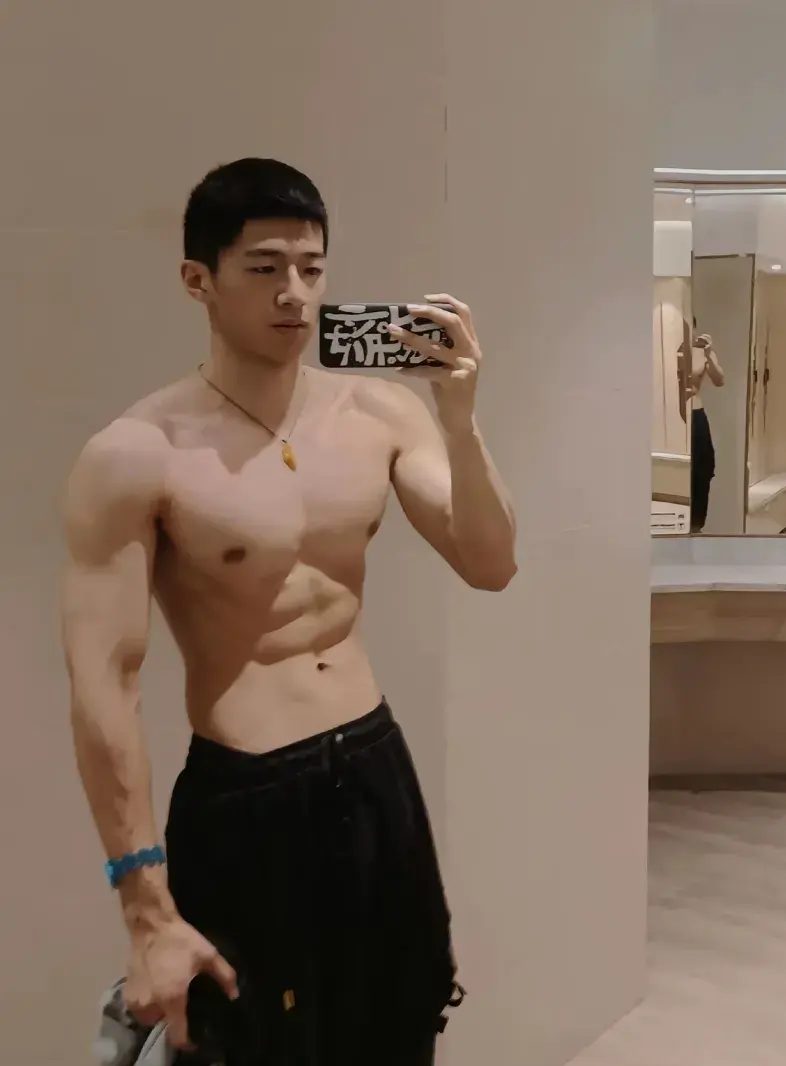 185cm 泳池黑皮寸头小哥，阳刚之气十足 