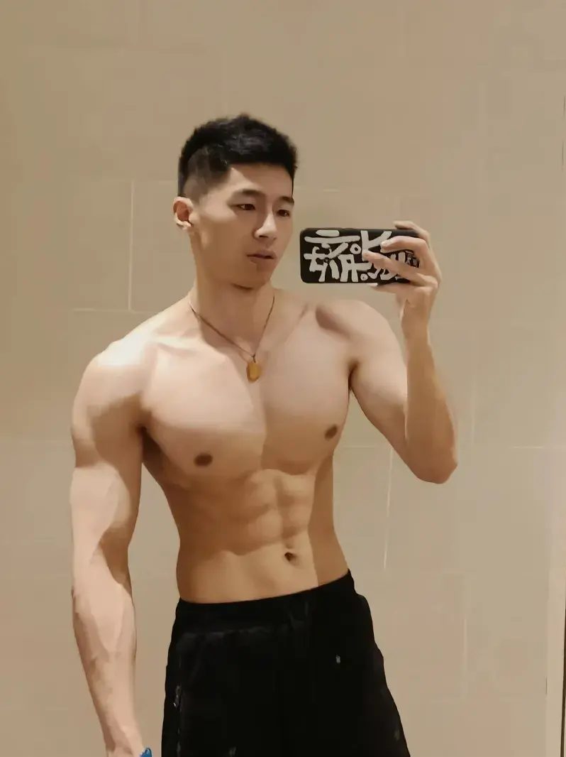 185cm 泳池黑皮寸头小哥，阳刚之气十足 