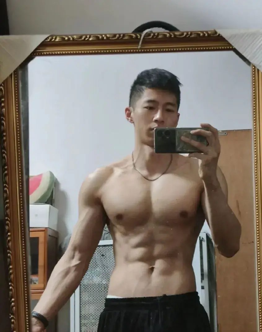 185cm 泳池黑皮寸头小哥,阳刚之气十足 185cm 泳池黑皮寸头小哥,阳刚之气十足