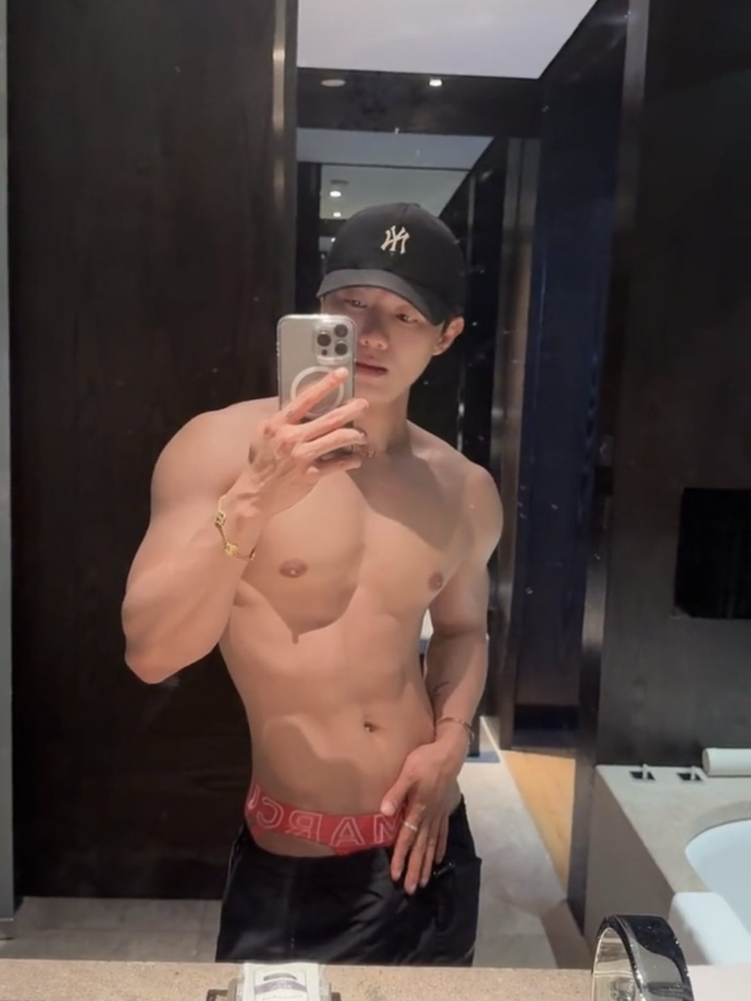  肌肉男模打乳钉的秘密，天使面孔私下很放开 