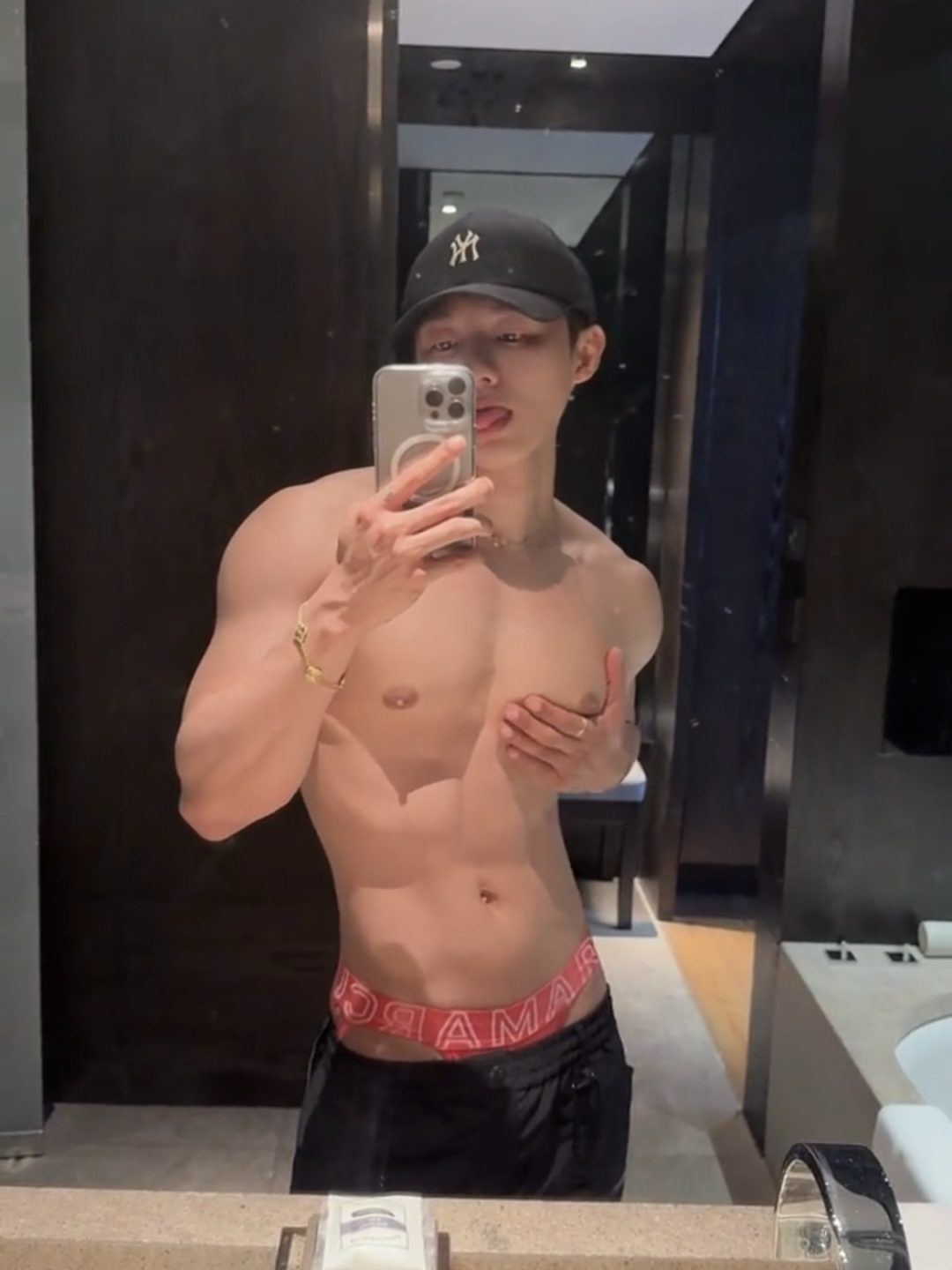  肌肉男模打乳钉的秘密，天使面孔私下很放开 