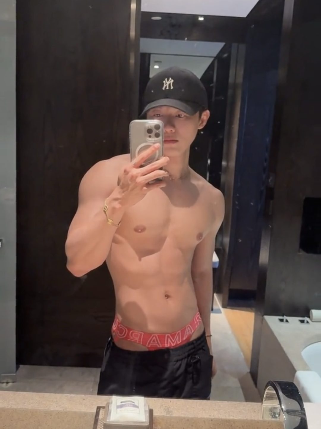  肌肉男模打乳钉的秘密，天使面孔私下很放开 