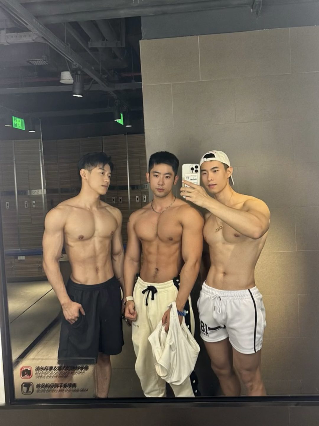  肌肉男模打乳钉的秘密，天使面孔私下很放开 