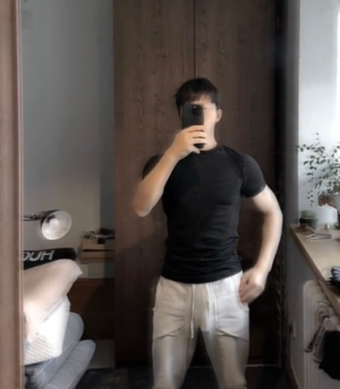 体操冠军张宏涛穿灰裤子照，这么强大你不看看？