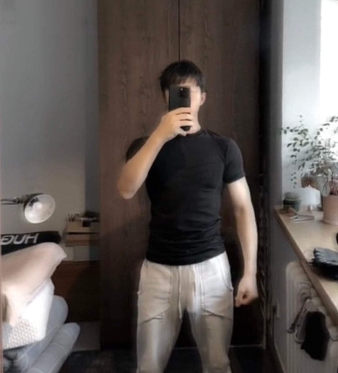 体操冠军张宏涛穿灰裤子照，这么强大你不看看？