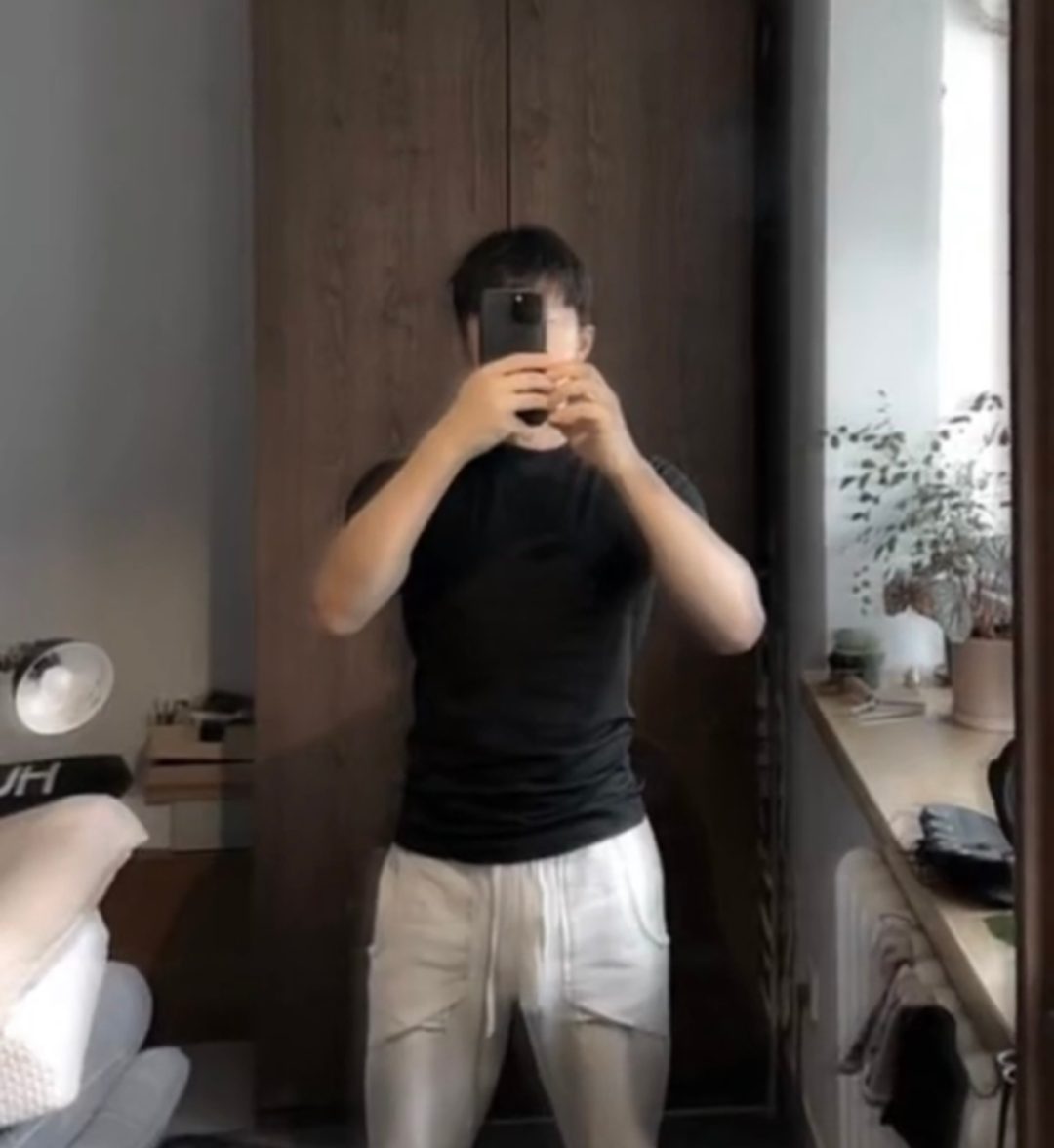 体操冠军张宏涛穿灰裤子照，这么强大你不看看？
