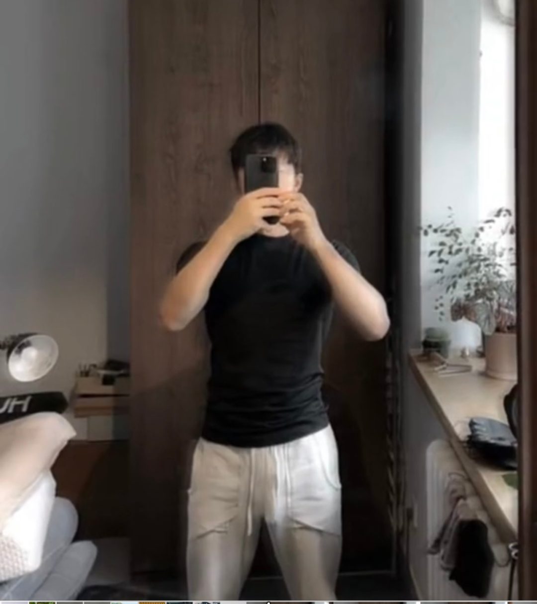 体操冠军张宏涛穿灰裤子照，这么强大你不看看？