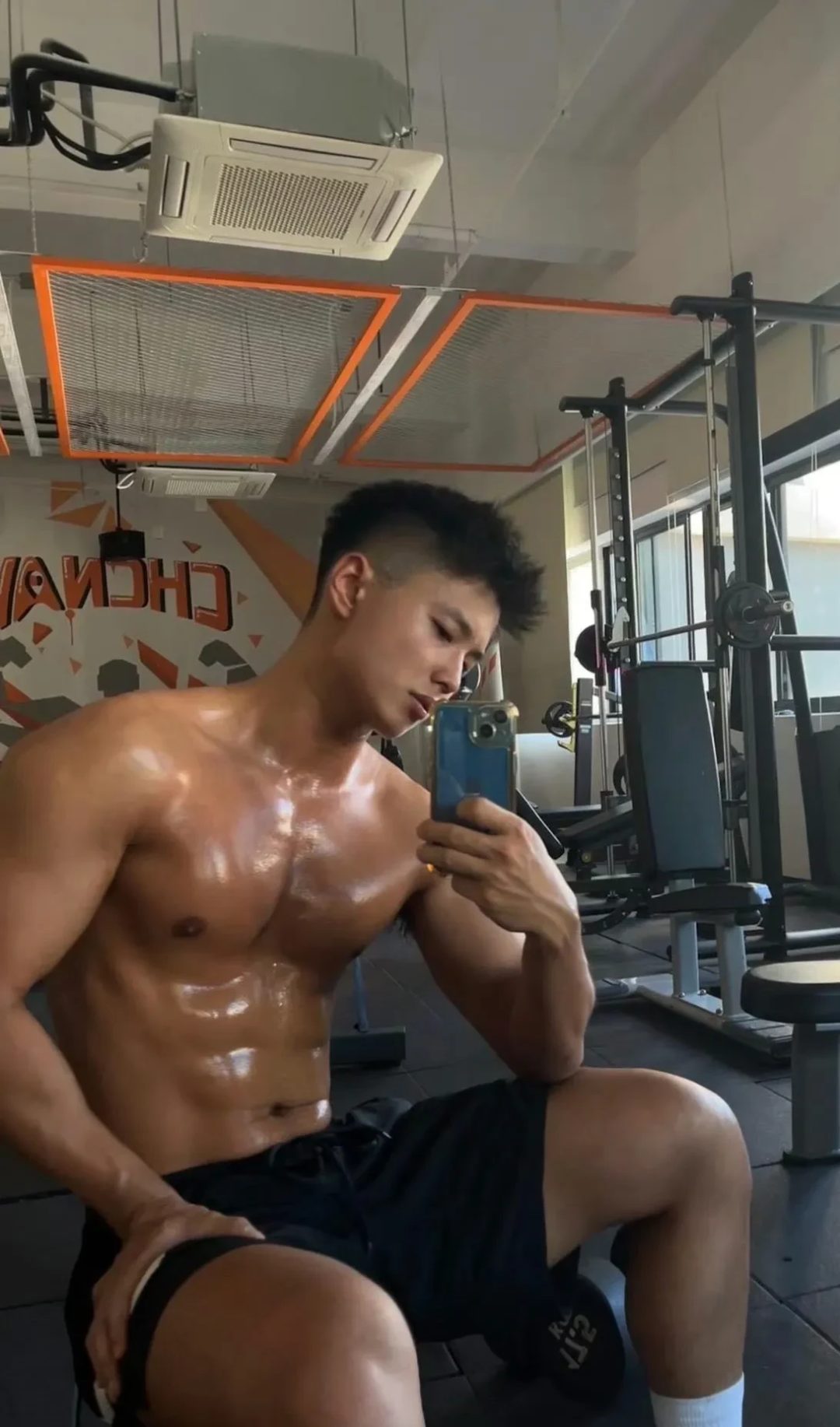178cm 白袜黑皮体育生，健身房汗流浃背有宝宝帮他吗？
