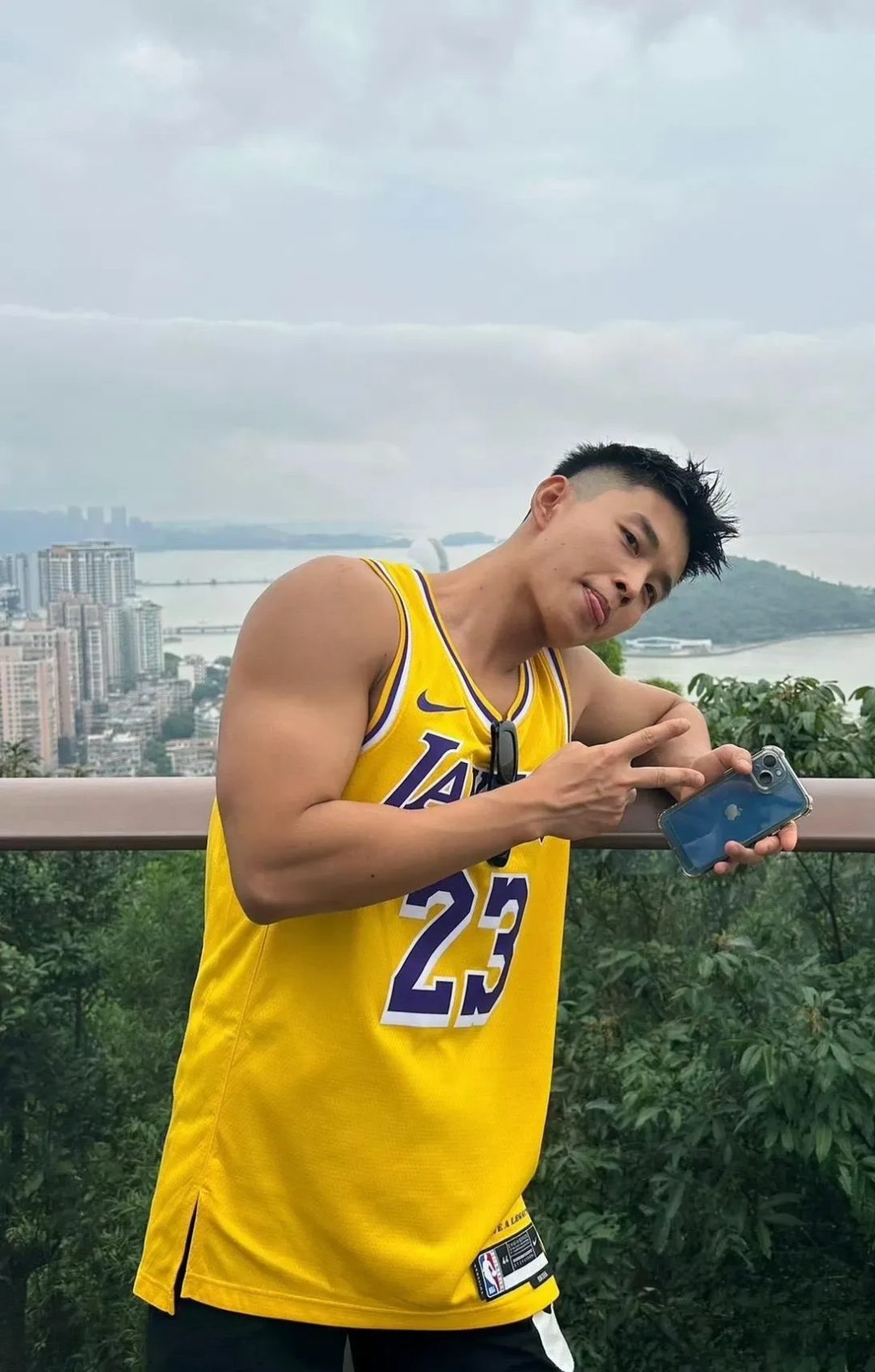 178cm 白袜黑皮体育生，健身房汗流浃背有宝宝帮他吗？