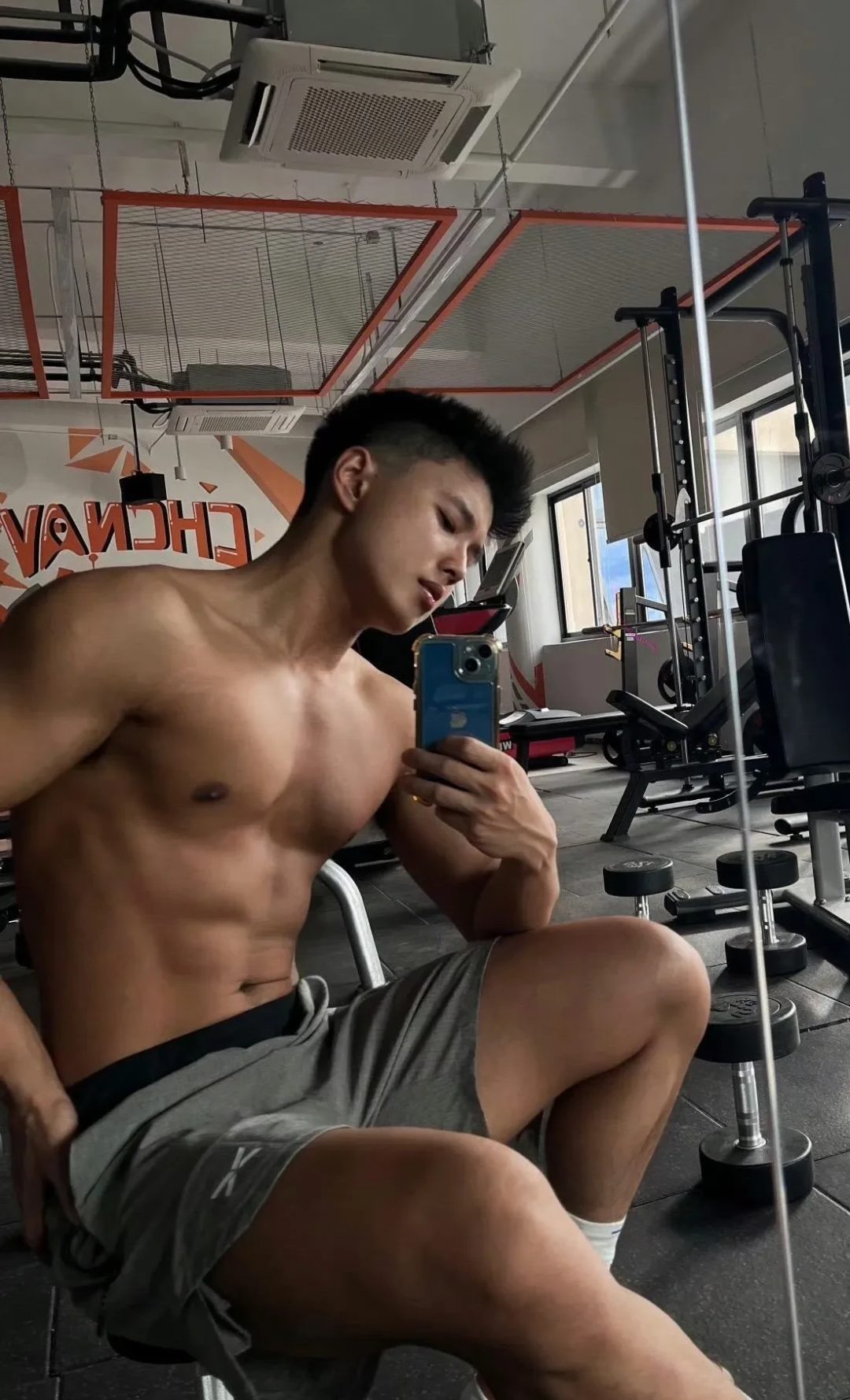 178cm 白袜黑皮体育生，健身房汗流浃背有宝宝帮他吗？