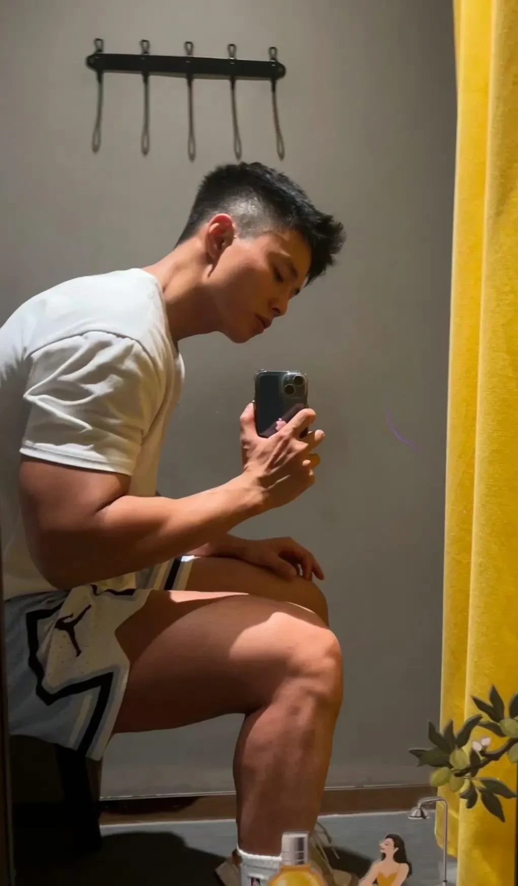 178cm 白袜黑皮体育生，健身房汗流浃背有宝宝帮他吗？