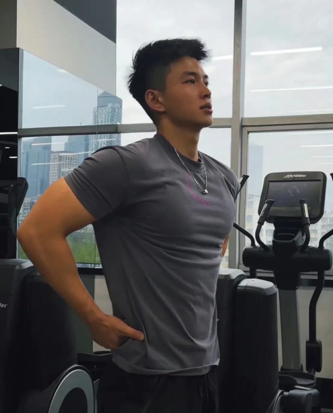 178cm 白袜黑皮体育生，健身房汗流浃背有宝宝帮他吗？