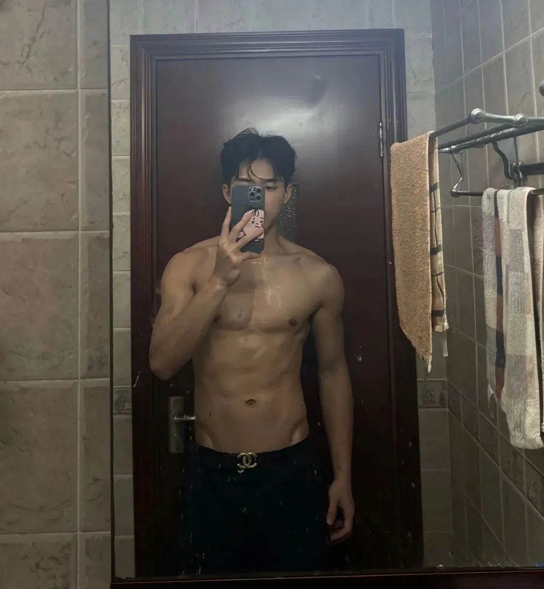 篮球体育生走红，运动少年感十足