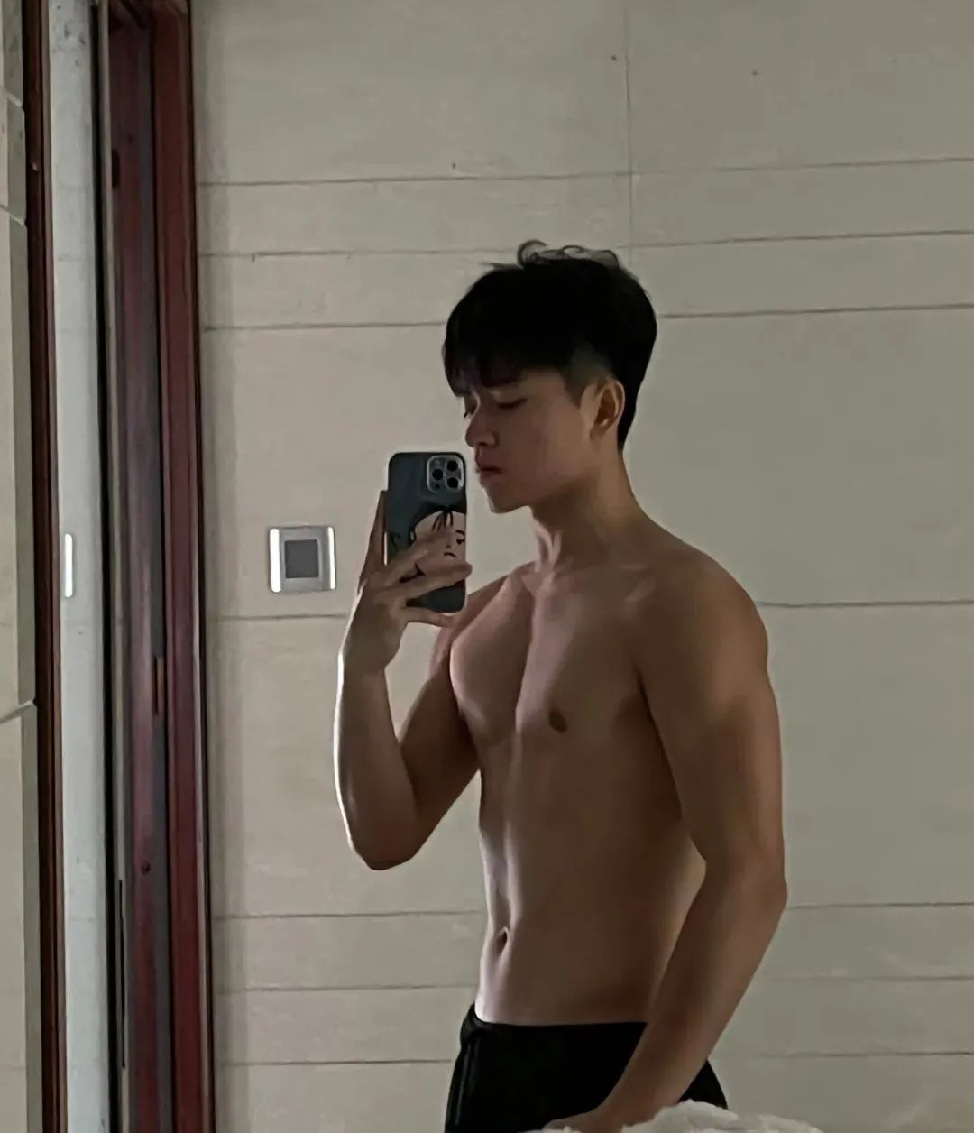 篮球体育生走红，运动少年感十足