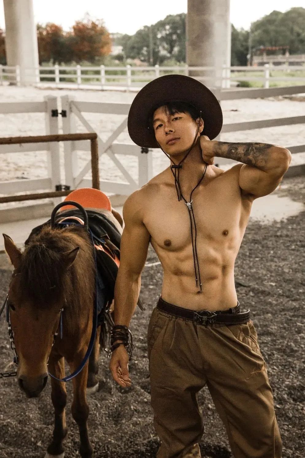 182cm 山东肌肉壮汉骑马牛仔大片 