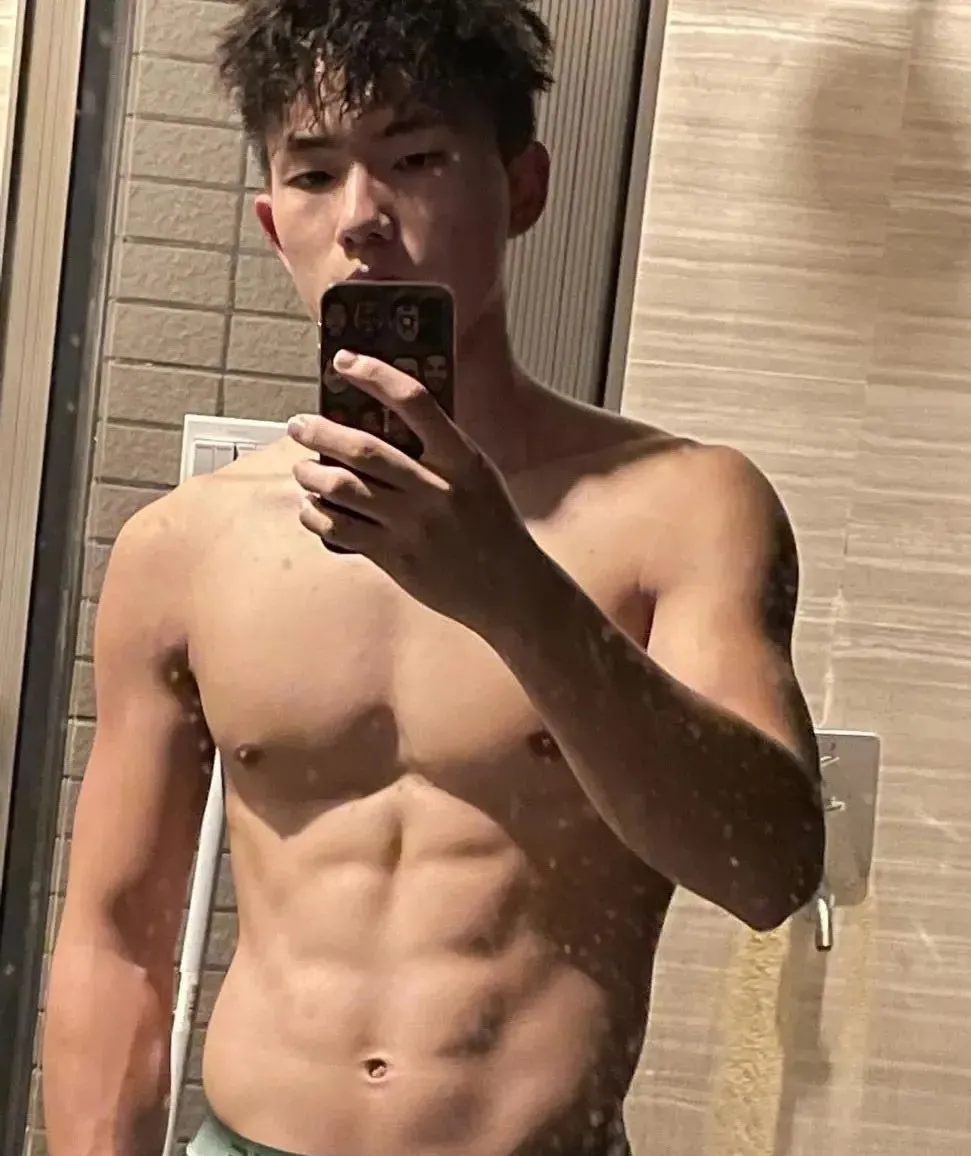 00 后肌肉男模在酒店释放自己，帅气的小狼狗 