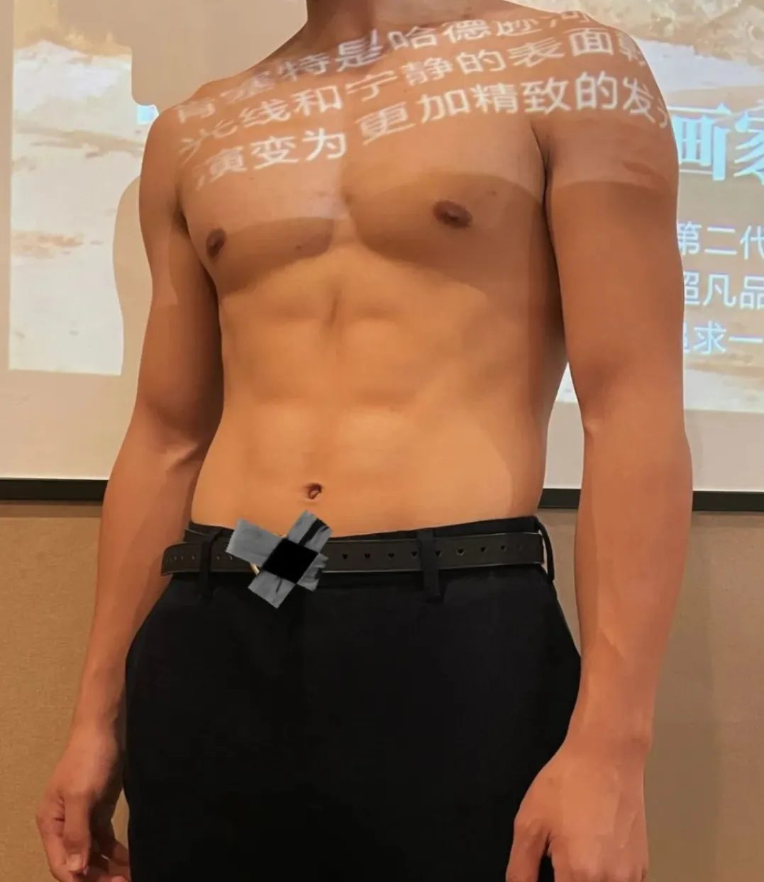 00 后肌肉男模在酒店释放自己，帅气的小狼狗 