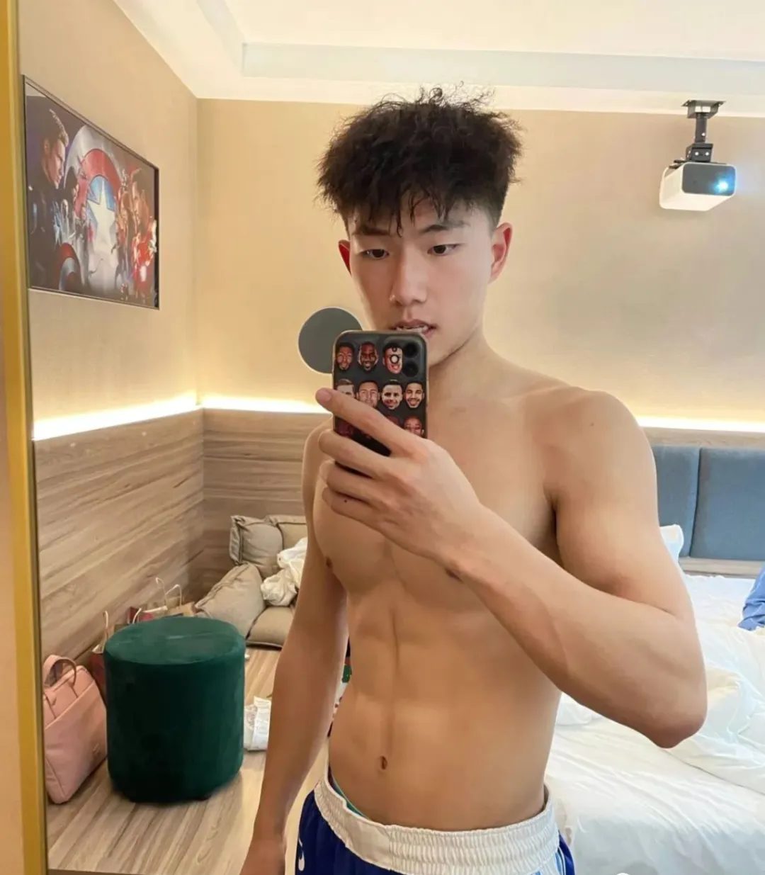 00 后肌肉男模在酒店释放自己，帅气的小狼狗