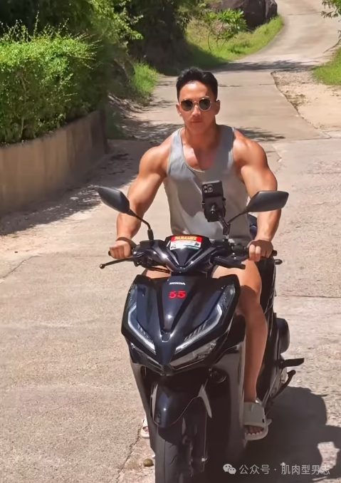 28 岁健身网红玩转泰国，这完美的鲨鱼胸和莲藕臂，这肌肉鲨鱼看见“跑”，大象逗着玩