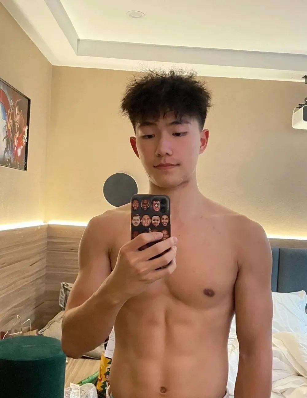 00 后肌肉男模在酒店释放自己，帅气的小狼狗 