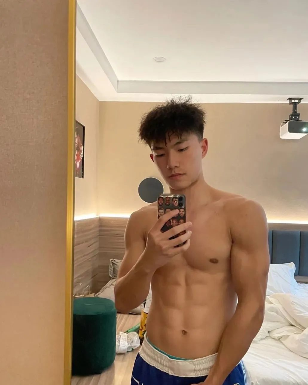 00 后肌肉男模在酒店释放自己，帅气的小狼狗 