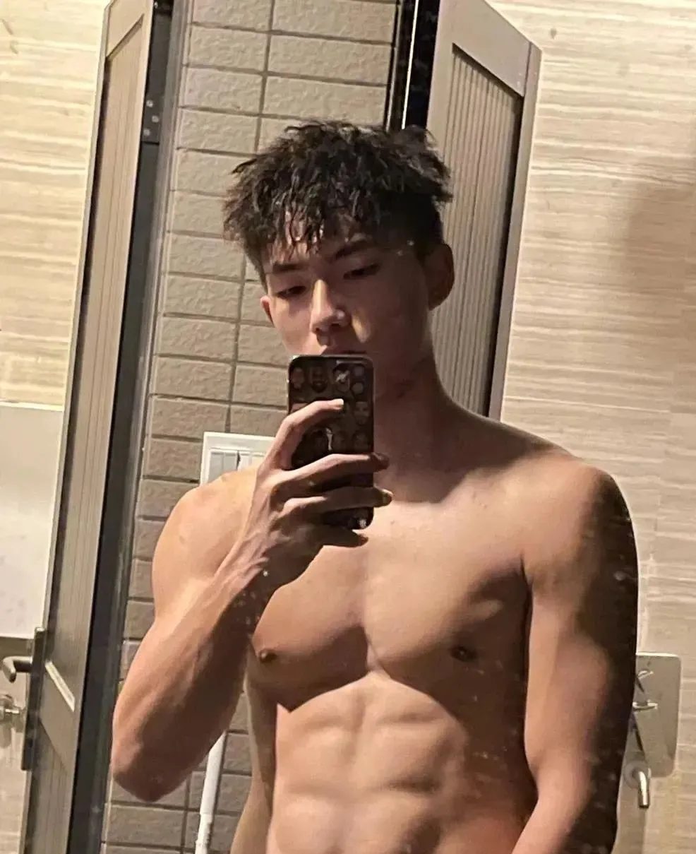 00 后肌肉男模在酒店释放自己，帅气的小狼狗 