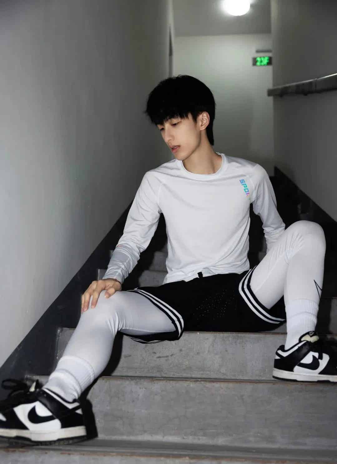 阳光白皮薄肌男大，小鲜肉湖上划艇撩腹肌