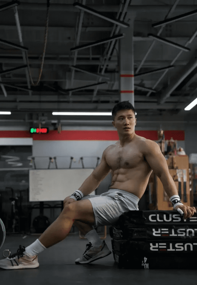 187cm 健身猛男，八块腹肌 + 胸毛性感汉子 