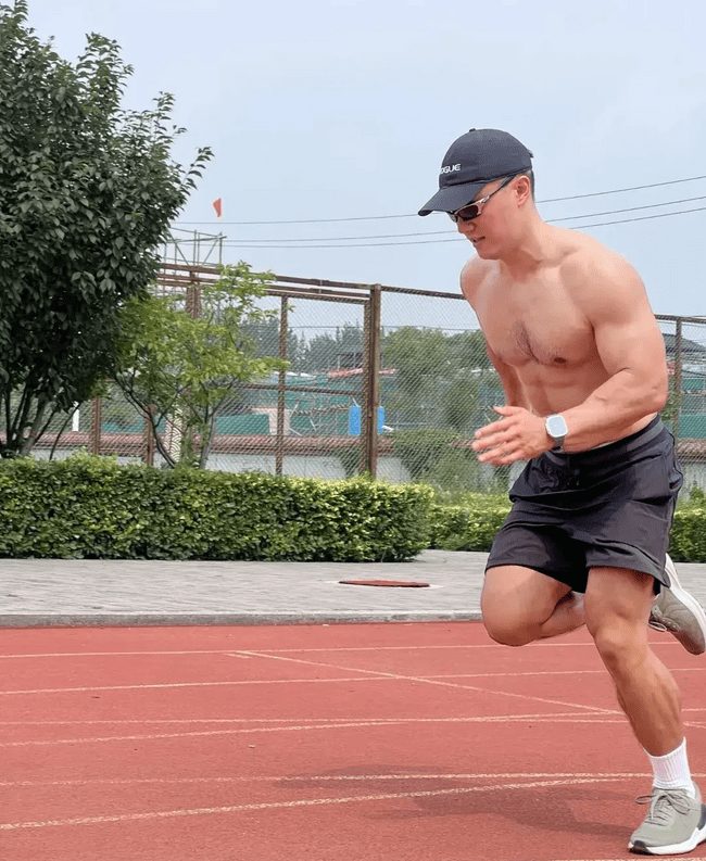 187cm 健身猛男，八块腹肌 + 胸毛性感汉子 