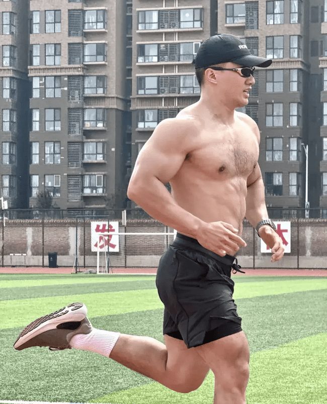 187cm 健身猛男，八块腹肌 + 胸毛性感汉子 