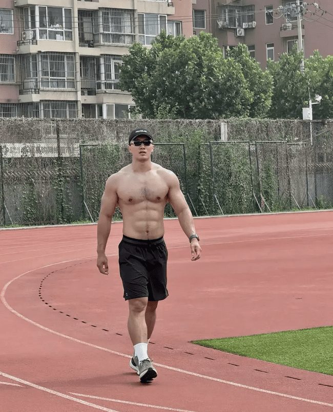 187cm 健身猛男，八块腹肌 + 胸毛性感汉子 