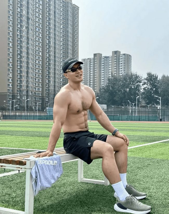187cm 健身猛男，八块腹肌 + 胸毛性感汉子 