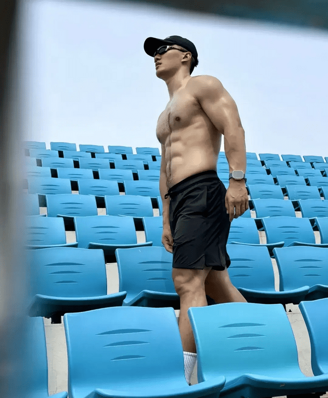 187cm 健身猛男，八块腹肌 + 胸毛性感汉子 