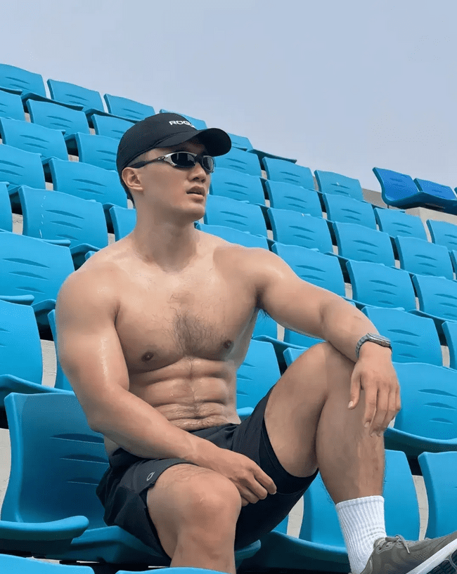 187cm 健身猛男，八块腹肌 + 胸毛性感汉子 