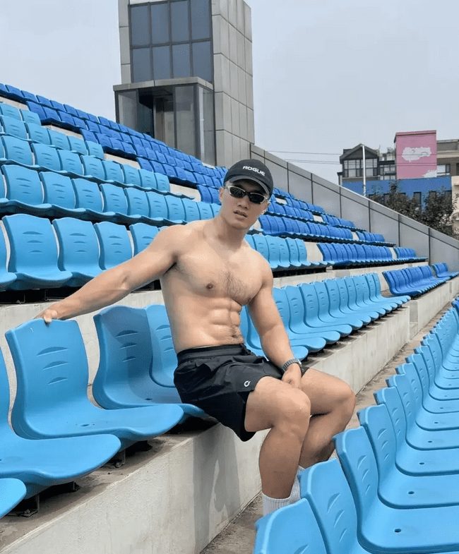 187cm 健身猛男，八块腹肌 + 胸毛性感汉子 