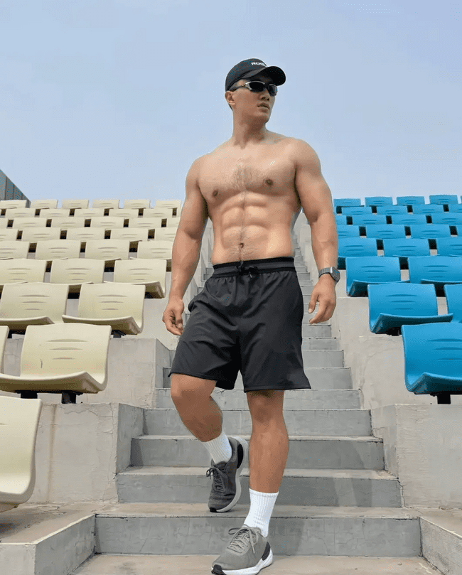 187cm 健身猛男，八块腹肌 + 胸毛性感汉子 