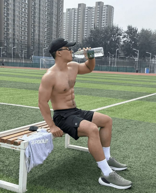 187cm 健身猛男，八块腹肌 + 胸毛性感汉子 